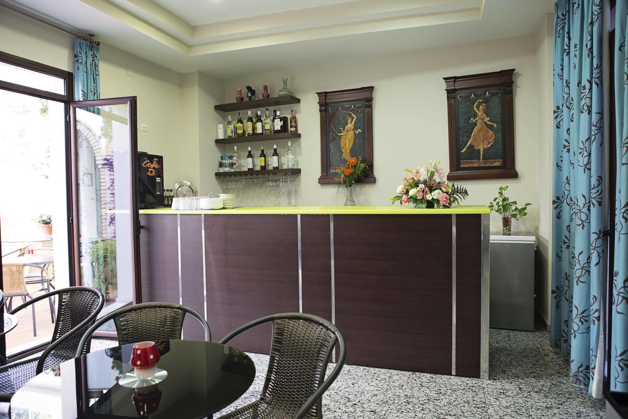 Hotel De Los Faroles Кордоба Екстериор снимка